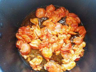 蛋仔鸡块妹吃瓜动作视频,萌态十足引网友热议