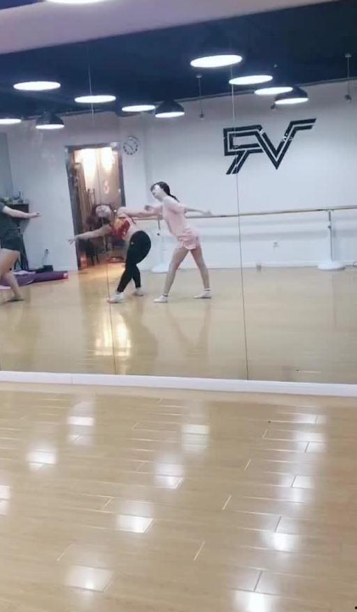 吃瓜高校跳舞视频,翩翩起舞展现青春风采